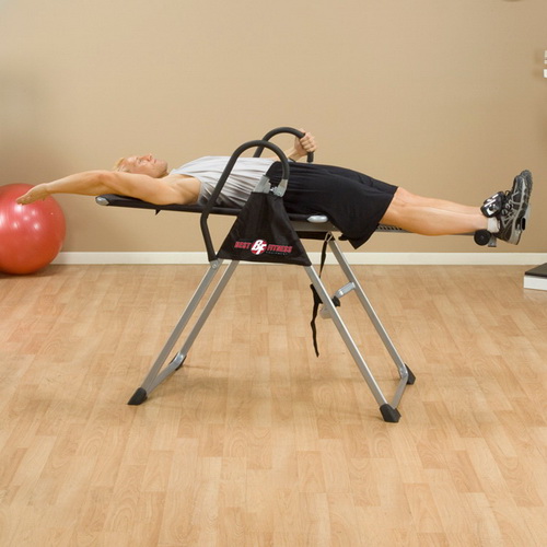 Упражнение на инверсионном столе Body-Solid BFINVER10